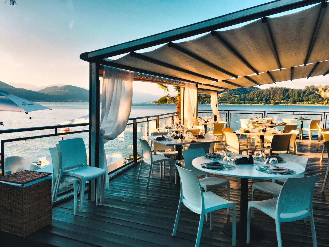 Restaurant dining scene used on Delta Marketing Restaurants
